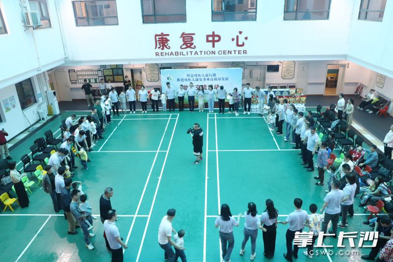 大家手拉手进行律动游戏。均为长沙晚报全媒体记者 刘俊 摄