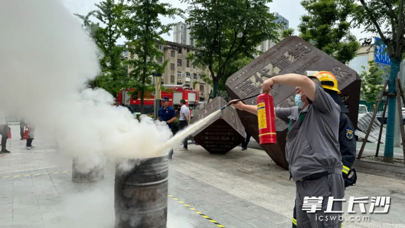 芙蓉区马坡岭街道当代芙蓉万国城小区应急演练现场。芙蓉区应急管理局供图 芙蓉区马坡岭街道当代芙蓉万国城小区应急演练现场。芙蓉区应急管理局供图
