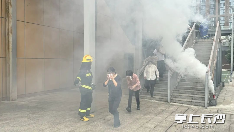 芙蓉区马坡岭街道当代芙蓉万国城小区应急演练现场。芙蓉区应急管理局供图 芙蓉区马坡岭街道当代芙蓉万国城小区应急演练现场。芙蓉区应急管理局供图