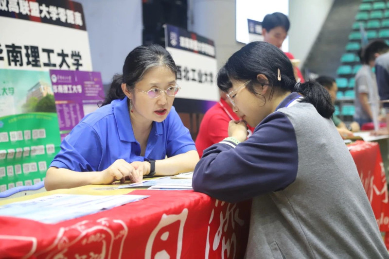 高校老师耐心解答学生疑惑。