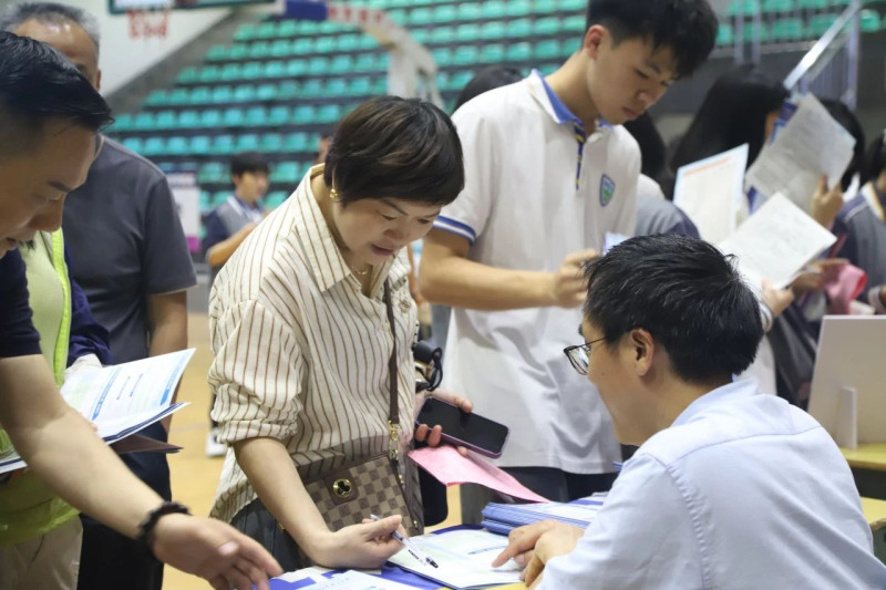 家长向高校老师咨询。