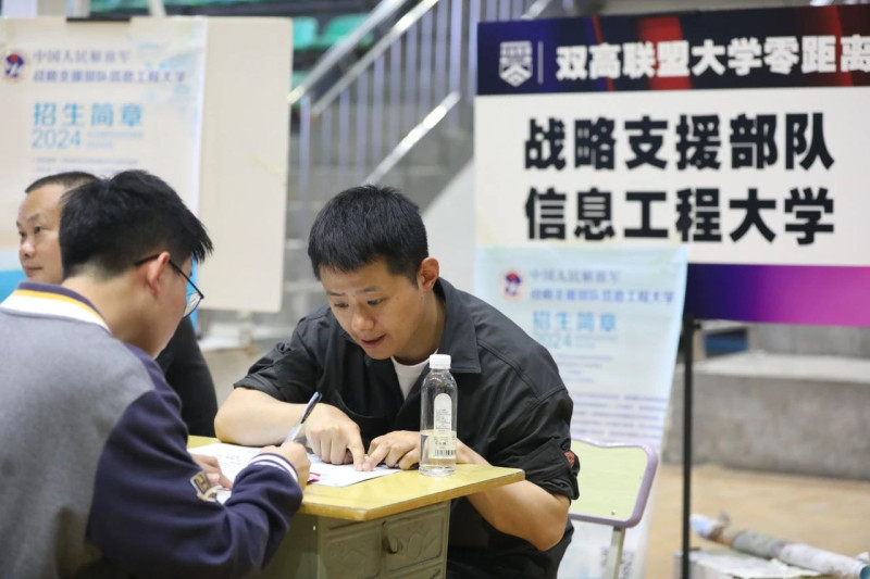 招生老师面对面讲解招生政策。