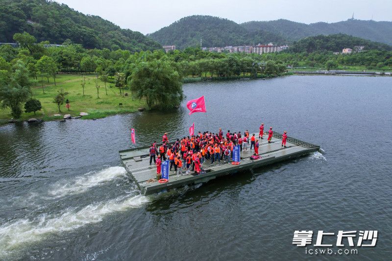 动力舟桥亮相演习现场。
