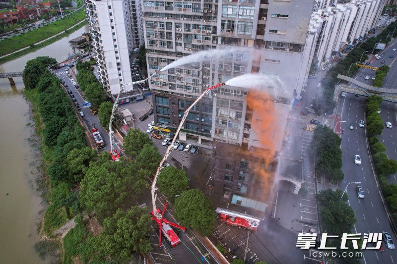 高层火灾应急救援演练现场，举高喷射消防车正在“灭火”。