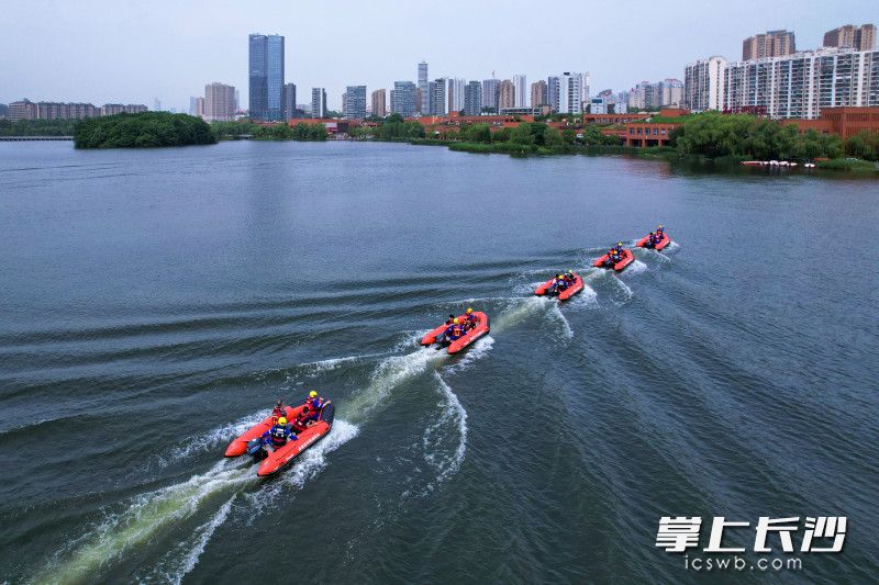 演练现场，冲锋舟乘风破浪。