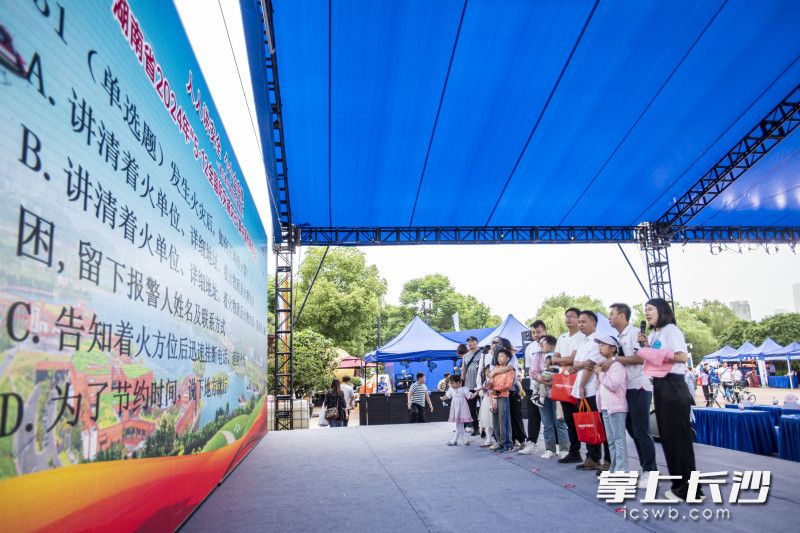 有奖问答现场，市民们在抢答问题。