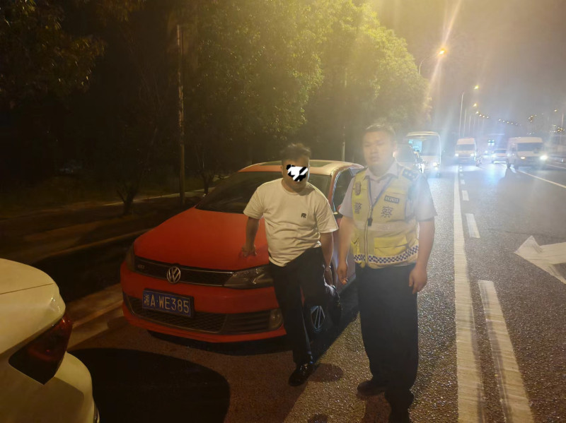 开福交警十中队民警在星沙联络线的中岭立交桥至捞刀河路段开展酒驾整治时，一男子因害怕酒驾被抓，弃车逃跑。图片由 通讯员 杨哲提供。