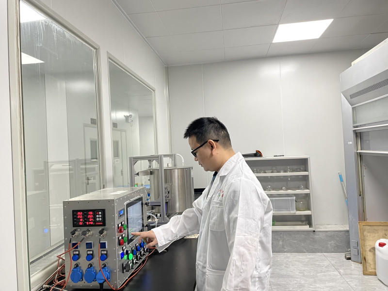贝塔医药技术人员正在使用自研的设备进行提纯实验。长沙晚报全媒体记者 朱泽寰摄