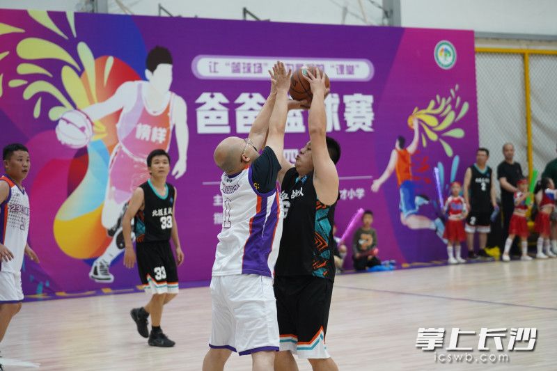 14日晚，湖南湘江新区西雅博才小学第四届“爸爸篮球赛”正式开赛。均为长沙晚报全媒体记者 周数邑 摄