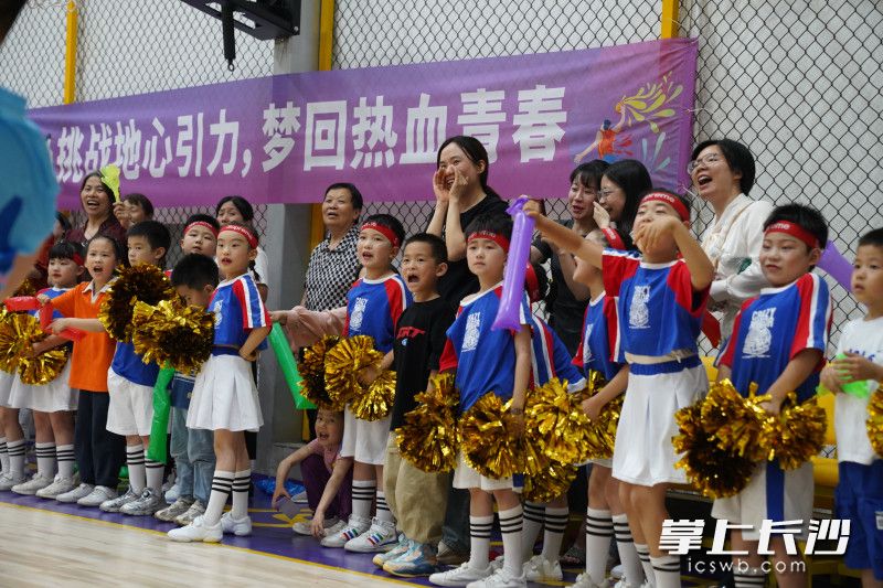 孩子们成为啦啦队员，为赛场上的爸爸加油。