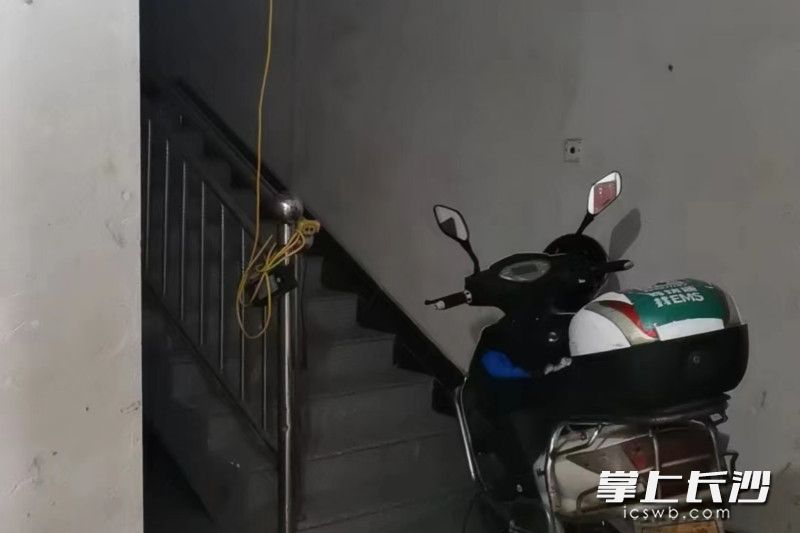 消防监督检查的过程中发现一起飞线充电。长沙晚报通讯员 寻艳 供图