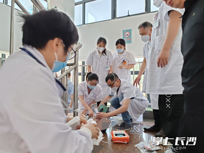 男子心脏骤停倒在楼梯间，长沙医护人员“教科书”式抢救脱险。铜官街道第一社区卫生服务中心 供图