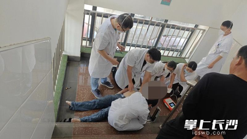 男子心脏骤停倒在楼梯间，长沙医护人员“教科书”式抢救脱险。铜官街道第一社区卫生服务中心 供图