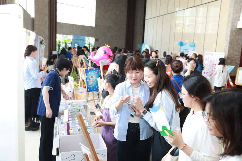 今日下午的校家社协同育人游园会，让家长们在亲子手工制作、自我探索、角色扮演等心育特色活动体验中，发现家庭教育的“症结”和找准家庭教育的“发力点”。长沙晚报通讯员 侯杰 摄