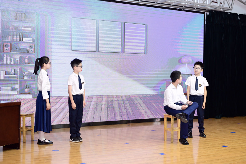 育才二小学生精彩呈现了心理健康教育情景剧《爸爸去哪儿》。