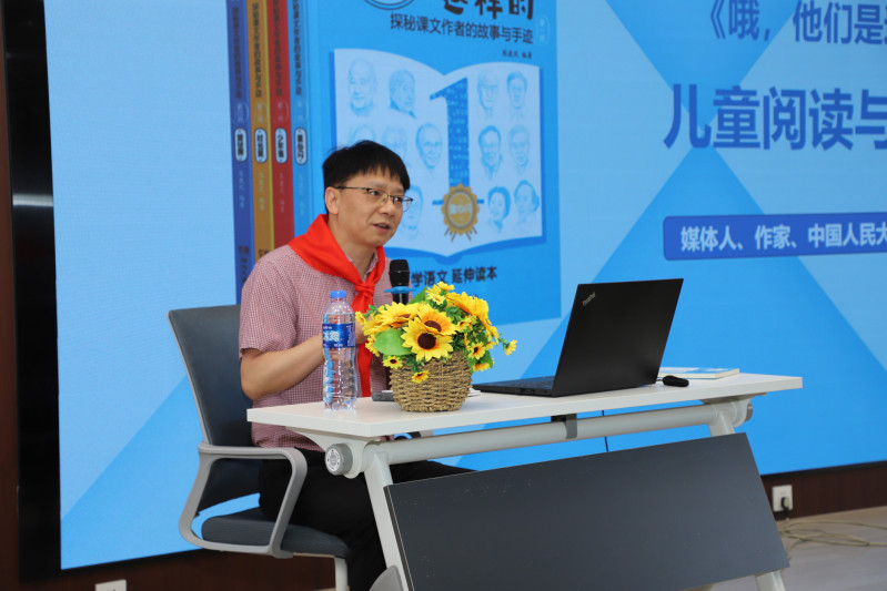 陈渡风给同学们作专题讲座。均为长沙晚报通讯员  廖向蓉 供图