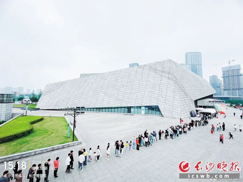 “五一”期间，长沙博物馆门前排起长龙。长沙晚报通讯员 凌熠 摄