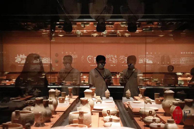 告别阅读文物展板的枯燥，AR眼镜基于现实展厅的空间，利用音频、图片、视频、三维成像等虚拟内容，增强互动体验。图源：湖南省博物院