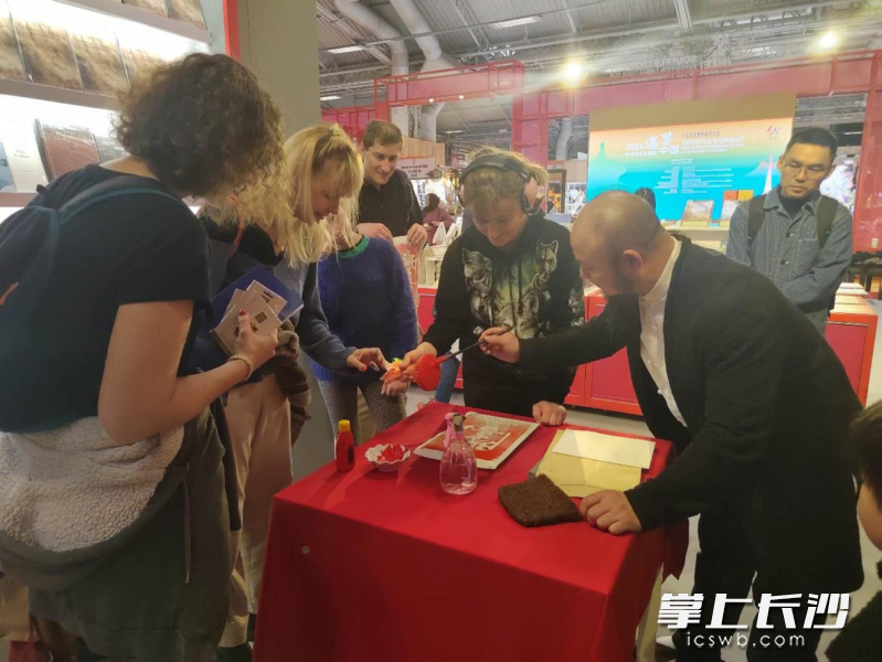 法国观众亲手体验汉字艺术拓印。承办方供图
