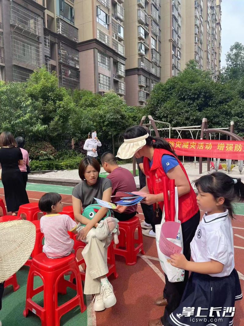 志愿者在发放防灾减灾知识等宣传手册。通讯员供图