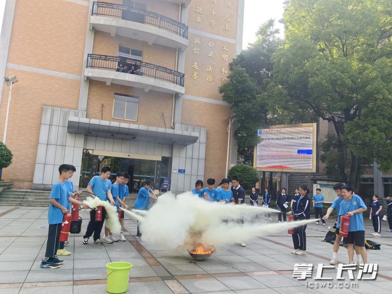 雨花区消防救援大队深入第六中学开展消防安全知识培训。长沙晚报通讯员 杨慧 供图 
