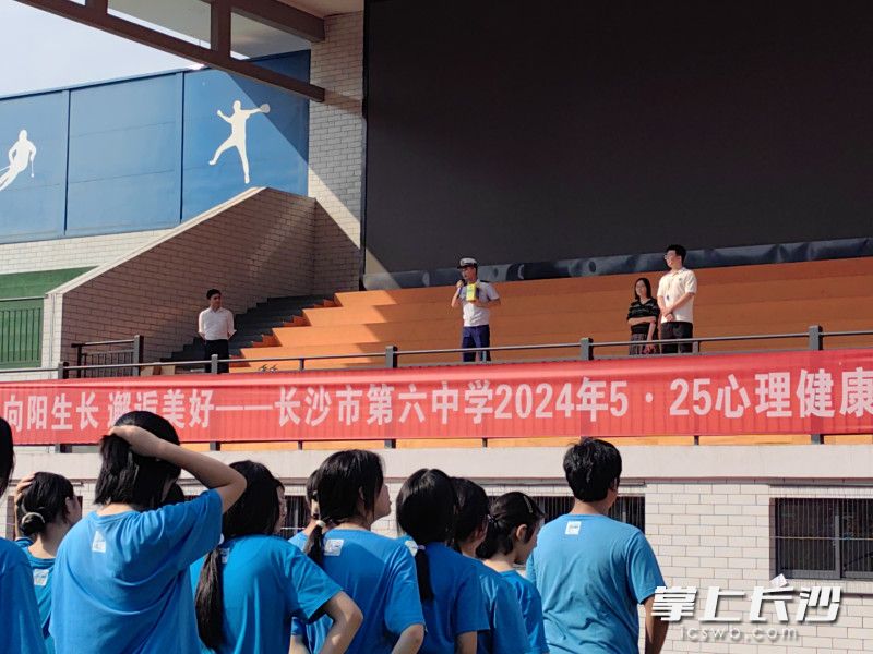 雨花区消防救援大队深入第六中学开展消防安全知识培训。长沙晚报通讯员 杨慧 供图 