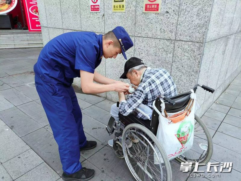 五一广场老人意外走失，消防一路护送寻其家人 长沙晚报通讯员  贺驾 供图