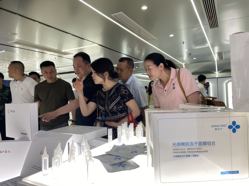 参加开园仪式的客人参观本美科技产品展示厅。