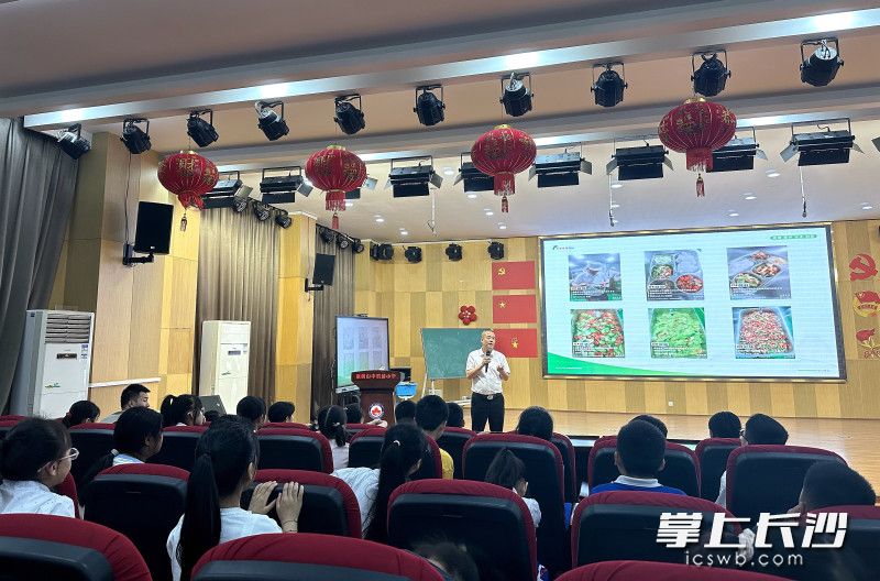 饭菜口味好不好？枫树山中航城小学就伙食问题请学生支招。 均为长沙晚报通讯员 王妙飞 摄