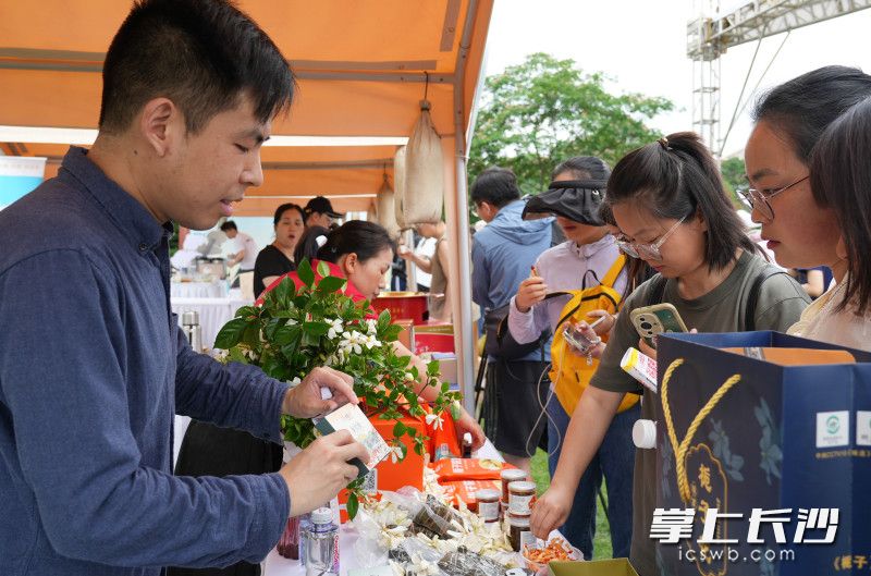 栀子花衍生产品受到大家的青睐。