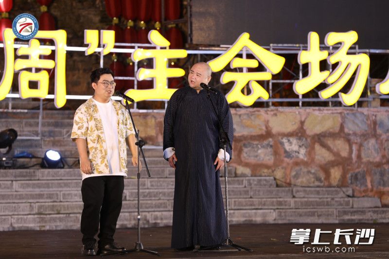 文化惠民演出上演相声节目。