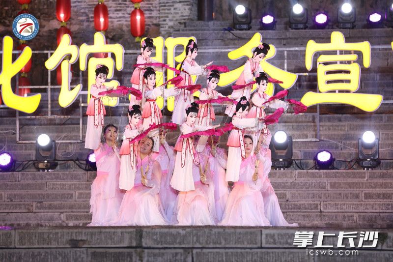 演员带来木偶表演。