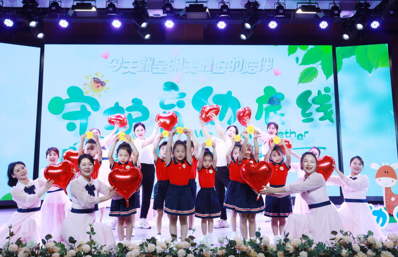 天心区幼幼幼儿园的老师和孩子们表演了音乐剧《让每粒种子开花》。均为长沙晚报通讯员 叶灿 续晓旋 供图 天心区幼幼幼儿园的老师和孩子们表演了音乐剧《让每粒种子开花》。均为长沙晚报通讯员 叶灿 续晓旋 供图