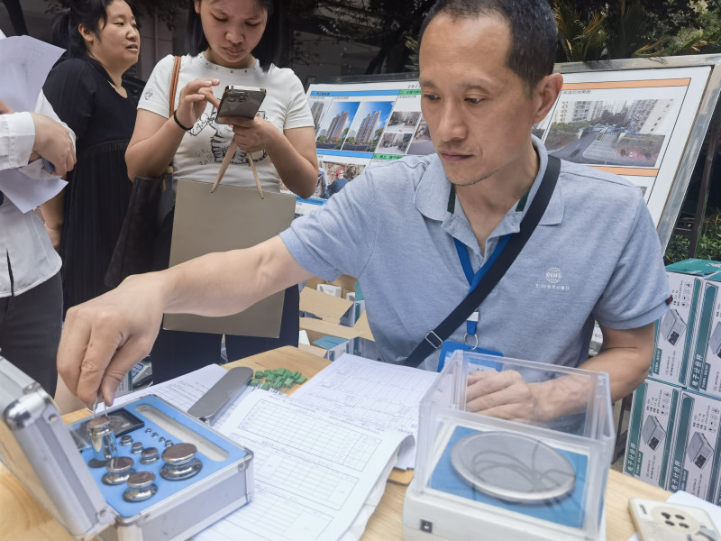 长沙市市场监管部门举办第25个“世界计量日”“计量惠民，计量进社区”活动。