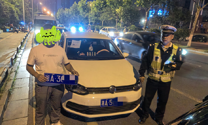 为免费停车该男子网购车牌被岳麓交警逮个正着。图片由受访方提供
