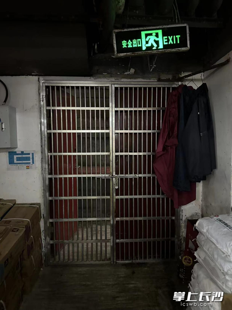 谢桂兰食品店西侧出口违规设置栅栏门。长沙晚报通讯员 谢梦嘉 供图