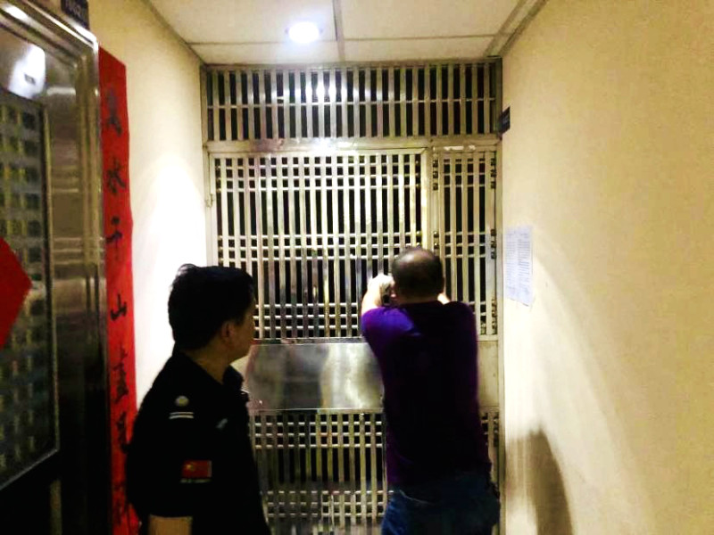 消防栓被锁在铁门背后，一旦起火无法启用。 均为长沙晚报通讯员 童文敏 供图