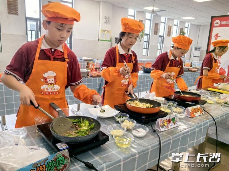 枫树山明昇小学五六年级学生举行了一场别开生面的厨艺大比拼。长沙晚报通讯员 刘宁 文思 摄影报道