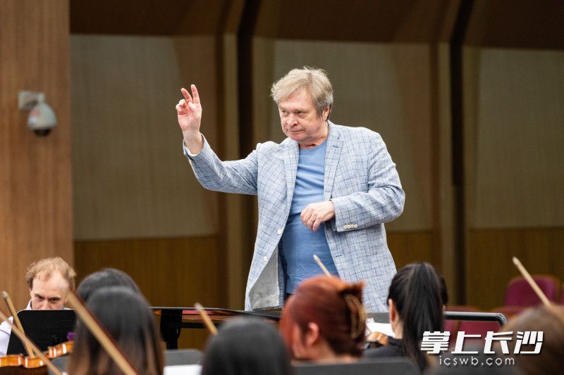 圣彼得堡爱乐乐团首席指挥尼古拉·阿列克谢耶夫与湖南师范大学潇湘爱乐乐团合作演奏。