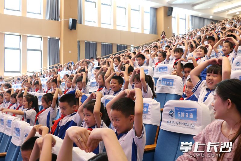 同学们积极与主讲人互动。