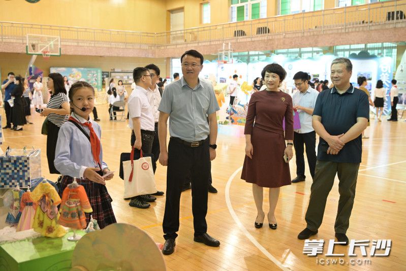 与会人员参观芙蓉区五大教育集团办学特色展。均为学校供图