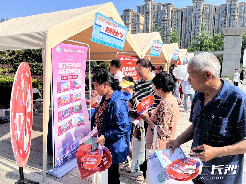 5月25日，趁着周末，黎托街道川河村的集体土地拆迁安置户们在选择楼盘。 均为长沙晚报全媒体记者 周游 通讯员 高兴 摄影报道