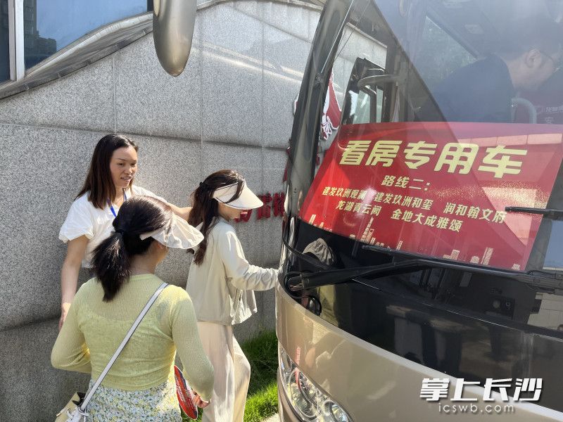 活动现场不但有专车接送，还有来自雨花区的16家房企（含5家房票安置的协议房企）为众多拆迁安置户介绍各种户型的优质房源。