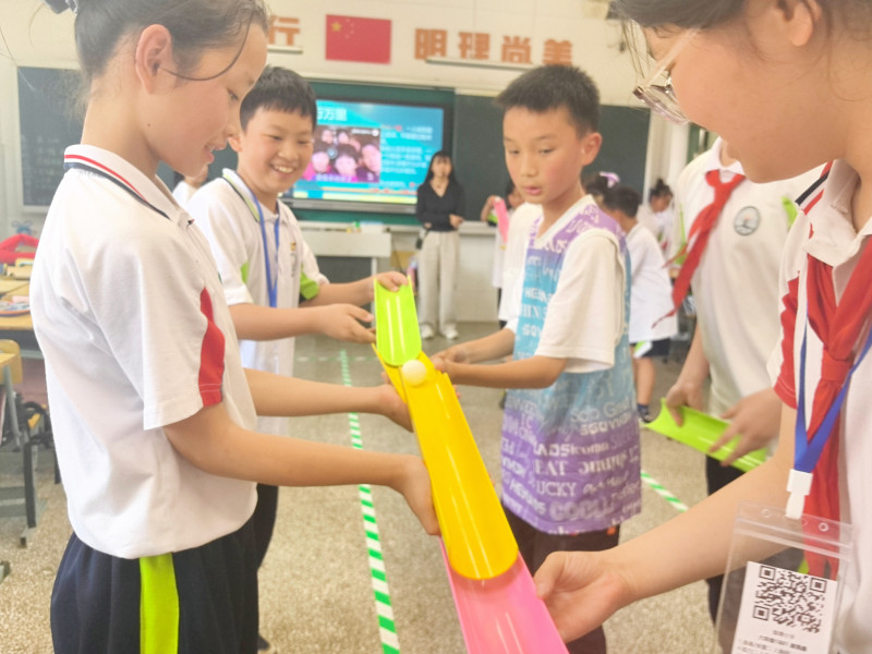 同学们互相配合一起玩游戏。均为长沙晚报通讯员 艾梦雪 供图