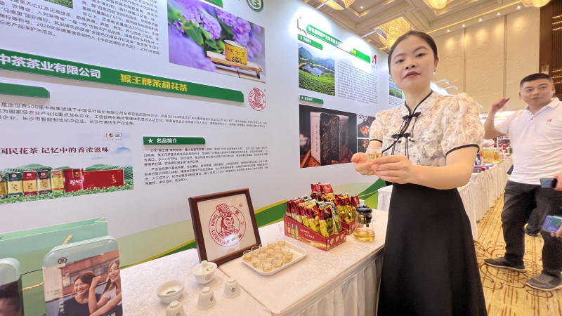 “猴王牌茉莉花茶”唤起了许多观展者的回忆。长沙晚报全媒体记者 周辉霞摄