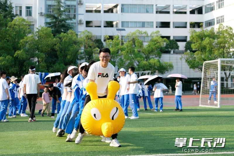 5月24日下午，长沙市实验中学全体高三学生正在老师的组织和陪伴下奔赴一场减压赋能之约。长沙晚报通讯员 刘懿夫 摄