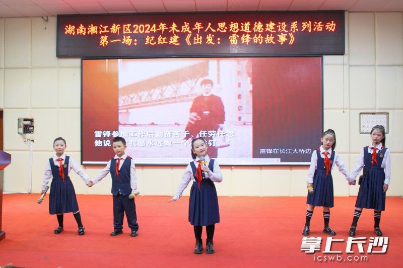 学生带来节目表演。