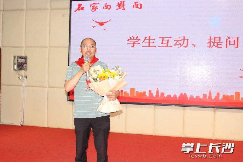 纪红建与学生互动交流。