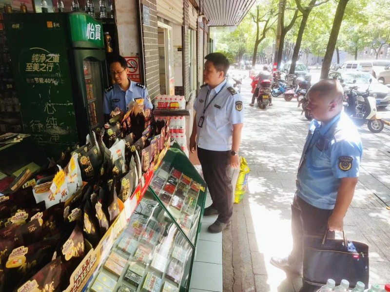 雨花区三部门联合开展专项打击行动，对校园周边开展“烟卡”源头治理。长沙晚报通讯员　张丁智竑 供图