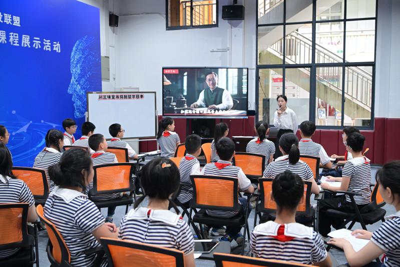 楚怡学校王恬老师和六乙班学生展示课例《从三味堂书局到留学日本》。